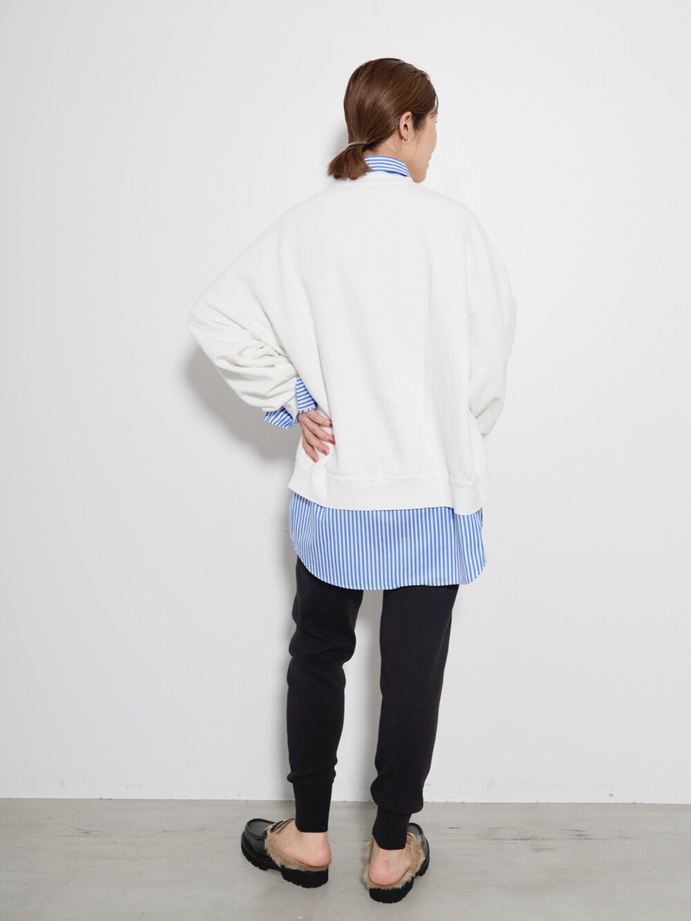 「mica&deal、マイカアンドディール、marmors、マルモア、REMI RELIEF、レミレリーフ、スウェット、レイヤードスタイル、シャツスタイル、リブパンツ、ロゴスウェット、別注アイテム、大人カジュアル、休日スタイル、パンツコーデ」｜「MICA&DEALの【marmors】hem rib knit pants（その他パンツ、ブラック系）」を使った、erikaさん（レディース・163cm）の秋コーディネートの6枚目の写真