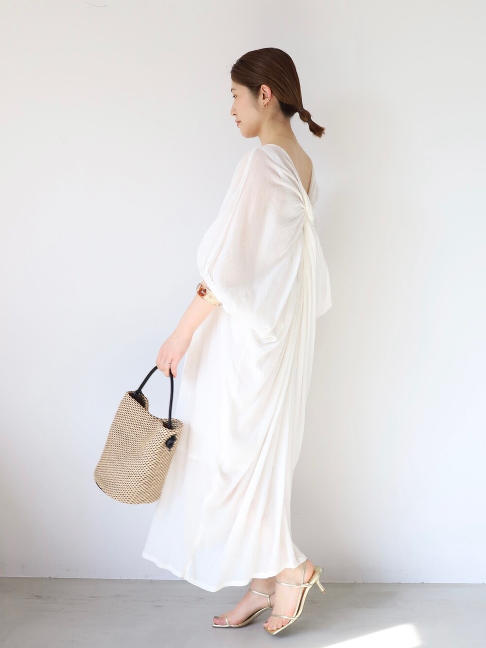 「mica&deal、マイカアンドディール、きれいめカジュアル、ワンピース、シンプルコーデ、シアートップス、休日スタイル、おでかけコーデ、30代コーデ、イエベ秋、シアーワンピース、大人カジュアル、夏コーデ、爽やかコーデ、ロングワンピース」｜「MICA&DEALのインド綿クレープバックツイストワンピース（ワンピース、ホワイト系）」を使った、erikaさん（レディース・163cm）の春コーディネートの3枚目の写真