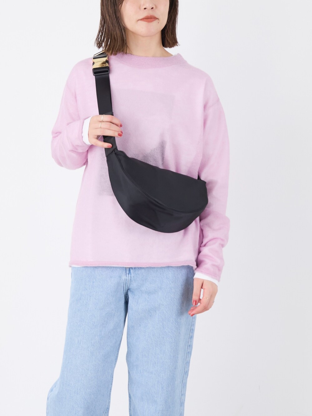 「mica&deal、マイカアンドディール、redcard、デニム、レイヤードスタイル、シアーニット、ニット、ピンク、バッグ、ショルダーバッグ、ボディバッグ、リラックススタイル、大人カジュアル、休日スタイル、パンツコーデ」｜「MICA&DEALのシアーモヘアニットプルオーバー（ニット/セーター、ピンク系）」を使った、erikaさん（骨格ウェーブ・レディース・163cm）の冬コーディネートの3枚目の写真