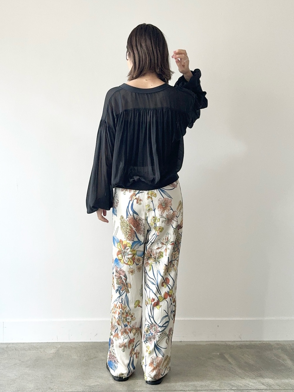 「marmors、マルモア、花柄、花柄パンツ、フラワープリント、イージーパンツ、カーディガン、シアー、休日スタイル、お出かけコーデ、大人カジュアル、ラフコーデ、きれいめカジュアル、パンツスタイル、30代コーデ」｜「marmorsの【marmors】flower print straight pants（その他パンツ、その他）」を使った、erikaさん（骨格ウェーブ・レディース・163cm）の冬コーディネートの4枚目の写真