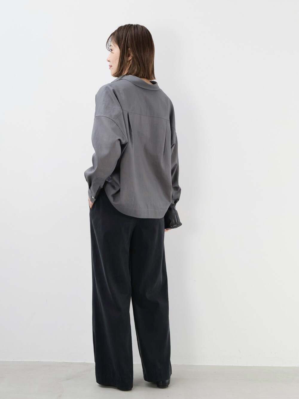 グレー系のシャツ/ブラウスを着用したレディースの夏コーディネートの6枚目の写真