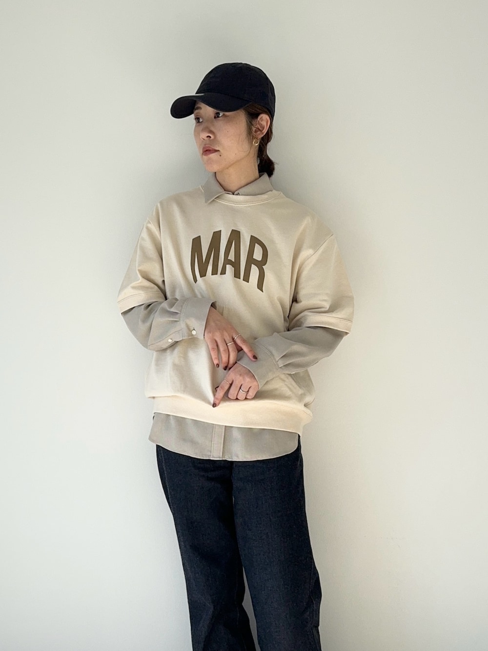 「marmors、マルモア、mica&deal、マイカアンドディール、ロゴT、オトナカジュアル、キャップ、レイヤードスタイル、シャツスタイル、デニム、スニーカーコーデ、30代コーデ、シャツ、春コーデ」｜「marmorsの【marmors】mini urake half sleeve tee（Tシャツ/カットソー、ホワイト系）」を使った、erikaさん（レディース・163cm）の秋コーディネートの3枚目の写真