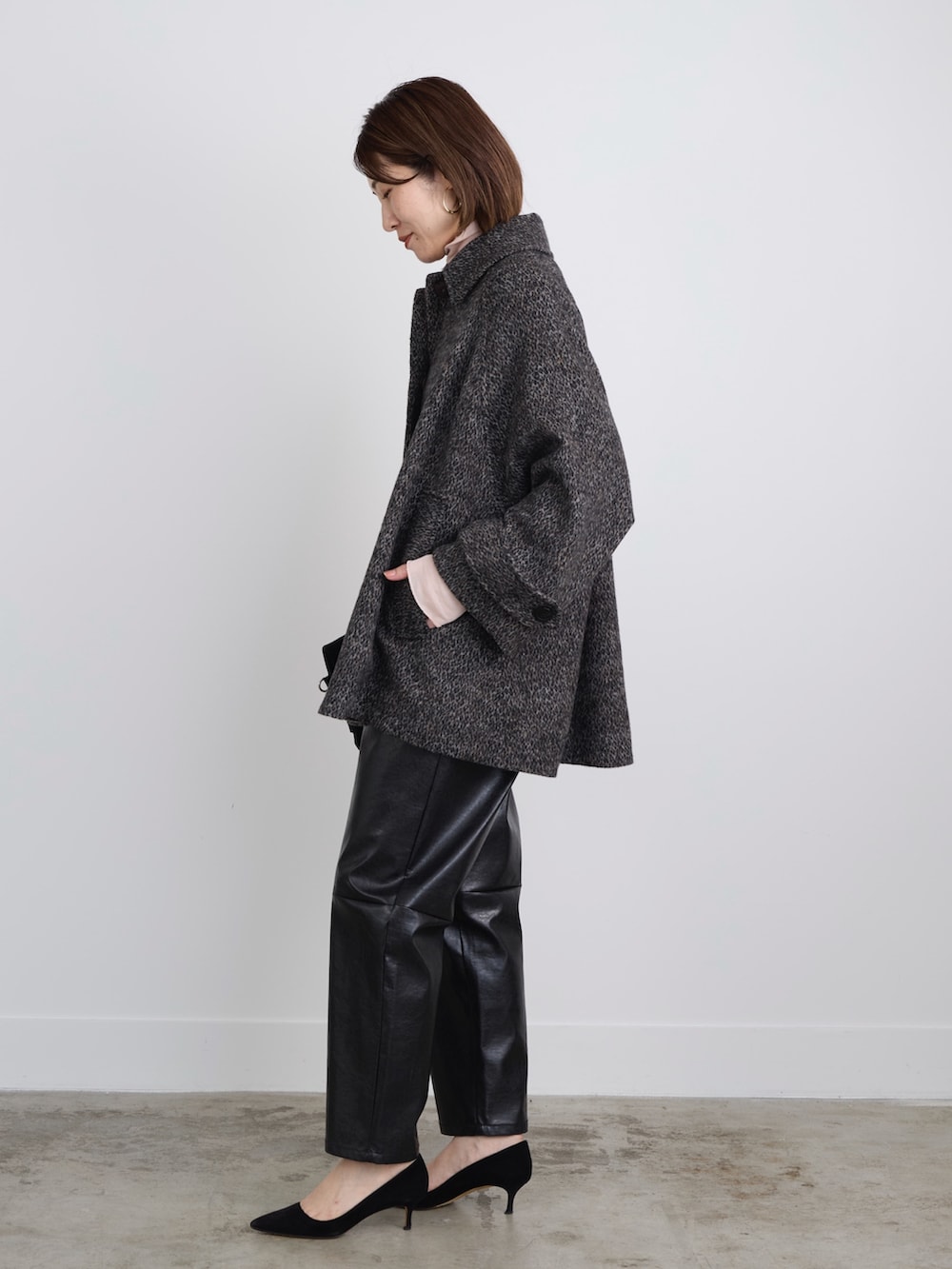 その他のその他アウター、ピンク系のTシャツ/カットソー、ブラック系のその他パンツを着用したレディースの冬コーディネートの5枚目の写真