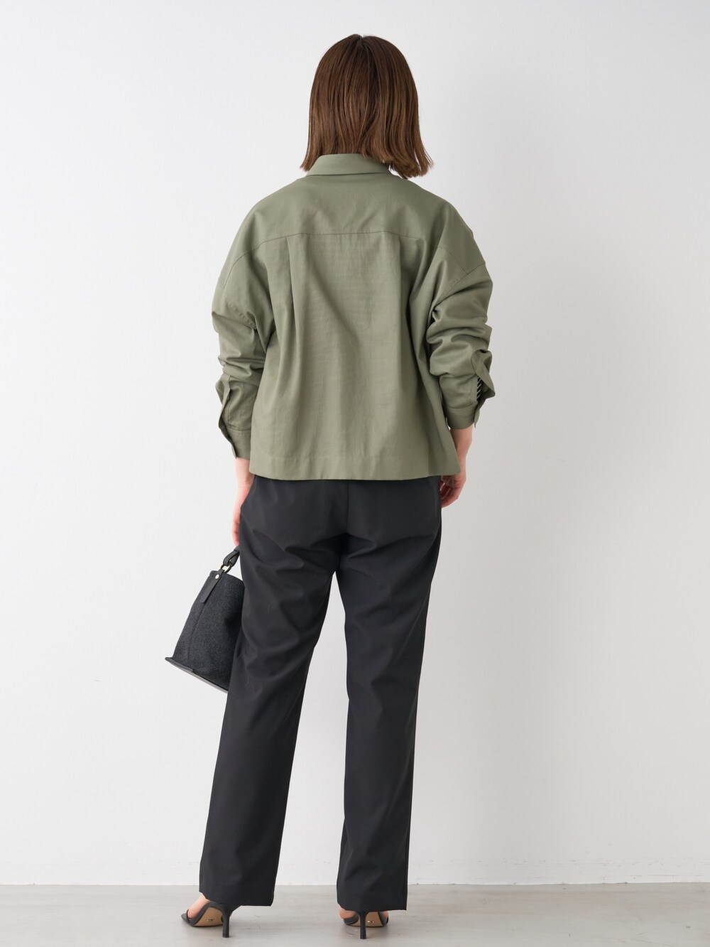 ブラック系のTシャツ/カットソー、グリーン系のシャツ/ブラウス、ブラック系のその他パンツを着用したレディースの秋コーディネートの6枚目の写真