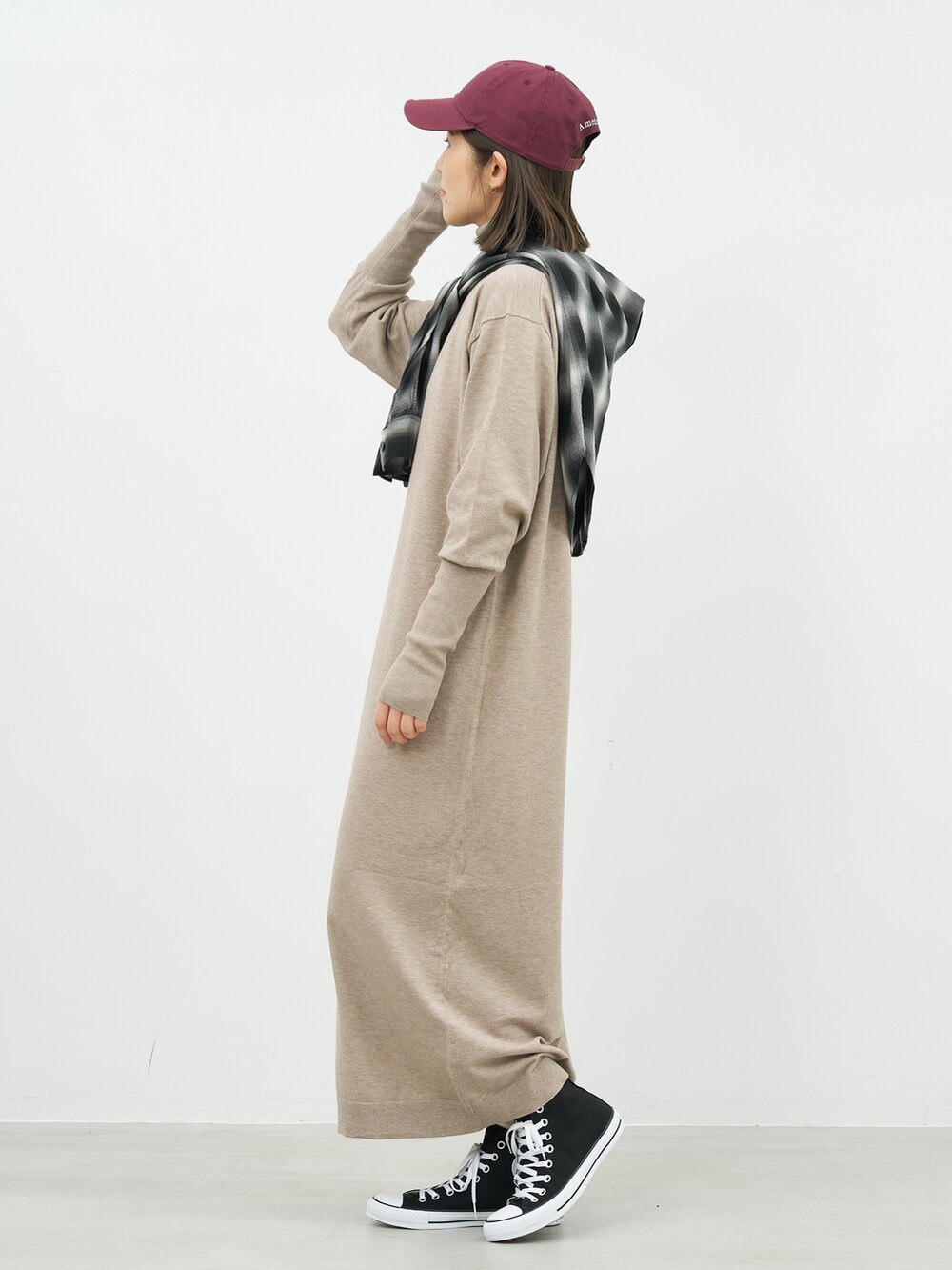 「ニットワンピース、ハイネックニット、ハイネックワンピース、チェック柄、チェックシャツ、キャップ、Americana 、ロゴキャップ、mica&deal、マイカアンドディール、大人カジュアル、きれいめカジュアル、休日スタイル、お出かけコーデ、冬コーデ」｜「MICA&DEALのオンブレチェックシャツ（シャツ/ブラウス、ブラック系）」を使った、erikaさん（骨格ウェーブ・レディース・163cm）の冬コーディネートの4枚目の写真