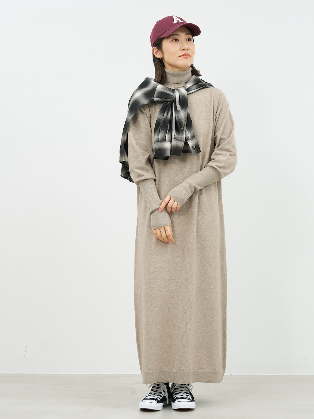 「ニットワンピース、ハイネックニット、ハイネックワンピース、チェック柄、チェックシャツ、キャップ、Americana 、ロゴキャップ、mica&deal、マイカアンドディール、大人カジュアル、きれいめカジュアル、休日スタイル、お出かけコーデ、冬コーデ」｜「MICA&DEALのオンブレチェックシャツ（シャツ/ブラウス、ブラック系）」を使った、erikaさん（骨格ウェーブ・レディース・163cm）の冬コーディネートの3枚目の写真