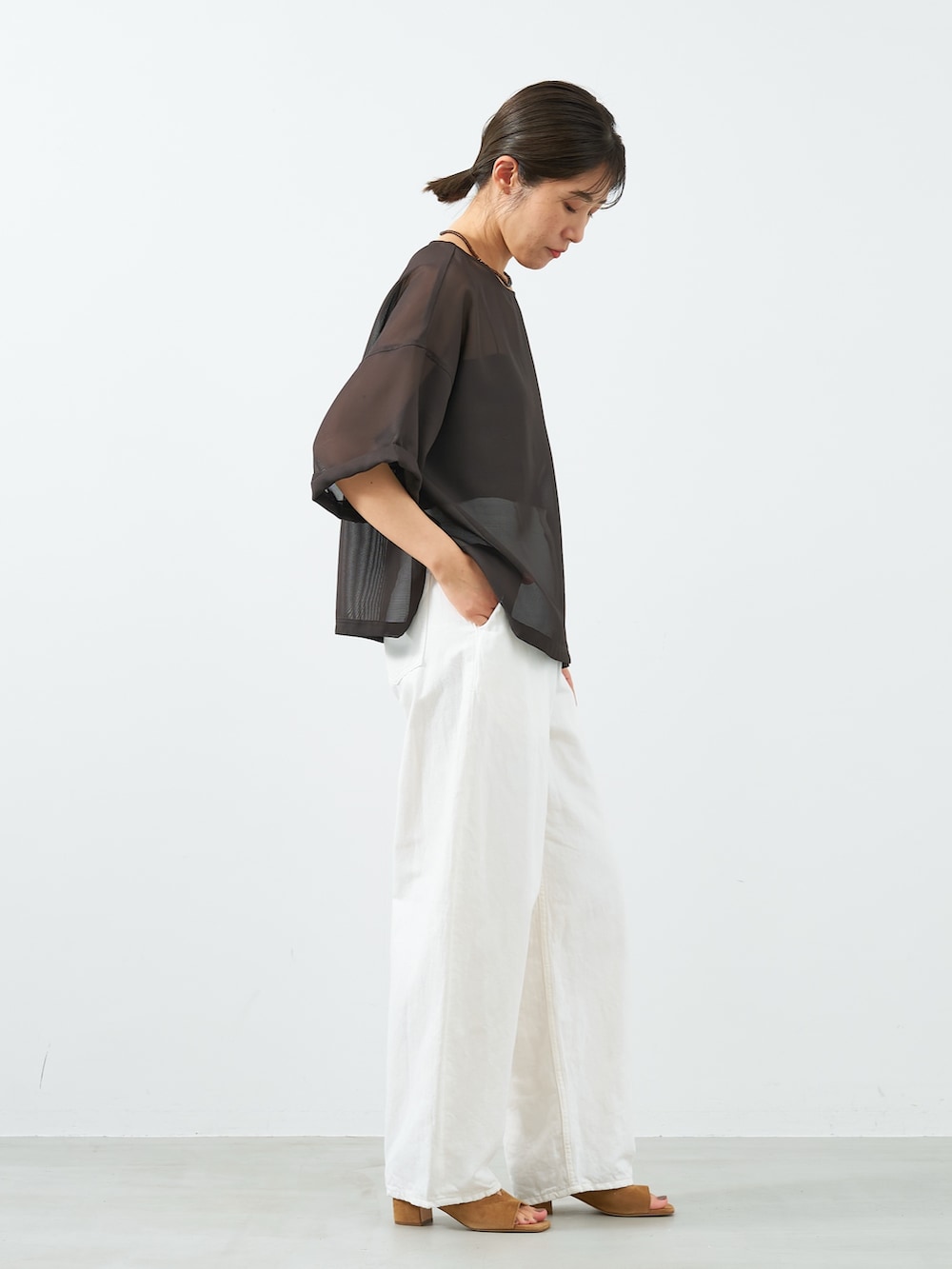 「mica&deal、マイカアンドディール、FABIO RUSCONI 、サンダル、白デニム、シアートップス、ブラウン、スポーツミックス、きれいめカジュアル、お出かけコーデ、大人カジュアル、ハーフスリーブ、リラックススタイル、ホワイト」｜「MICA&DEALの製品染めバルーンデニムパンツ〈2サイズ展開〉（デニムパンツ、ホワイト系）」を使った、erikaさん（骨格ウェーブ・レディース・163cm）の夏コーディネートの4枚目の写真