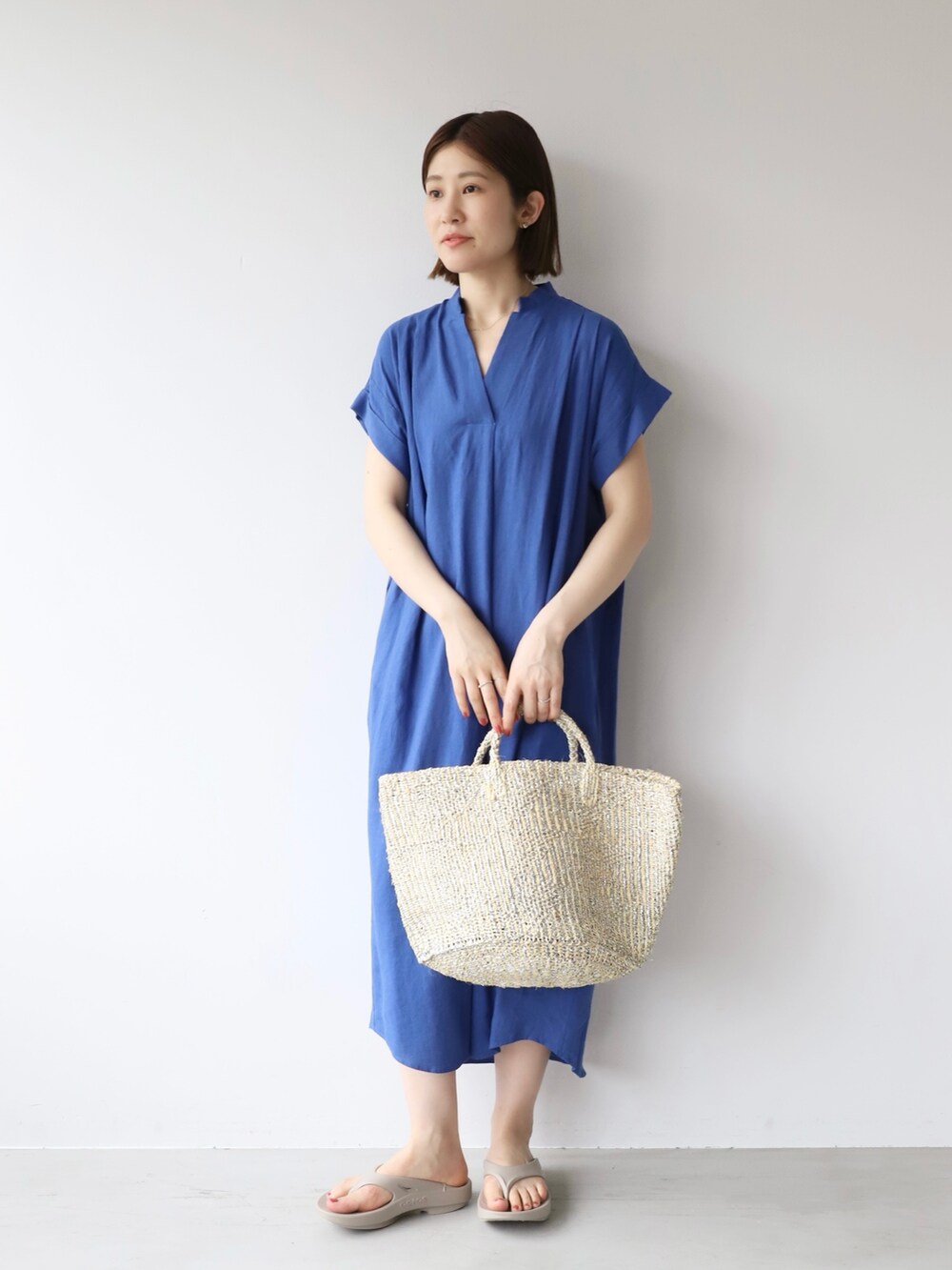 「mica&deal、マイカアンドディール、oofos、アフリカンスクエア、お出かけコーデ、アウトドアスタイル、ワンピース、休日スタイル、オトナカジュアル、30代コーデ、サンダルコーデ、きれいめカジュアル、ブルー、イエベ秋、夏コーデ」｜「MICA&DEALのリネンタックショルダーワンピース（ワンピース、ブルー系）」を使った、erikaさん（レディース・163cm）の春コーディネートの2枚目の写真