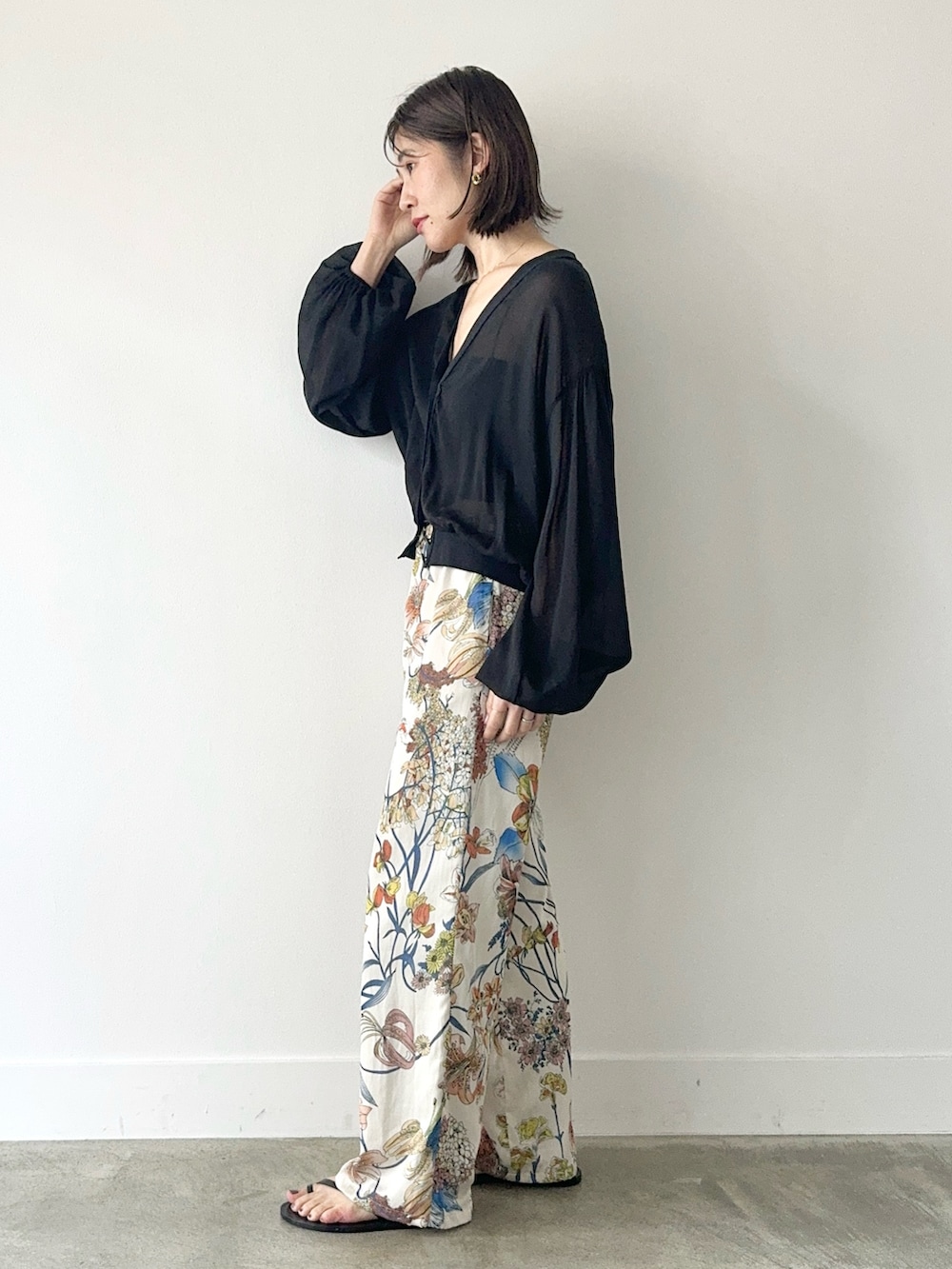 「marmors、マルモア、花柄、花柄パンツ、フラワープリント、イージーパンツ、カーディガン、シアー、休日スタイル、お出かけコーデ、大人カジュアル、ラフコーデ、きれいめカジュアル、パンツスタイル、30代コーデ」｜「marmorsの【marmors】flower print straight pants（その他パンツ、その他）」を使った、erikaさん（骨格ウェーブ・レディース・163cm）の冬コーディネートの3枚目の写真