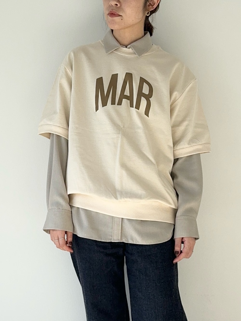「marmors、マルモア、mica&deal、マイカアンドディール、ロゴT、オトナカジュアル、キャップ、レイヤードスタイル、シャツスタイル、デニム、スニーカーコーデ、30代コーデ、シャツ、春コーデ」｜「marmorsの【marmors】mini urake half sleeve tee（Tシャツ/カットソー、ホワイト系）」を使った、erikaさん（レディース・163cm）の秋コーディネートの2枚目の写真