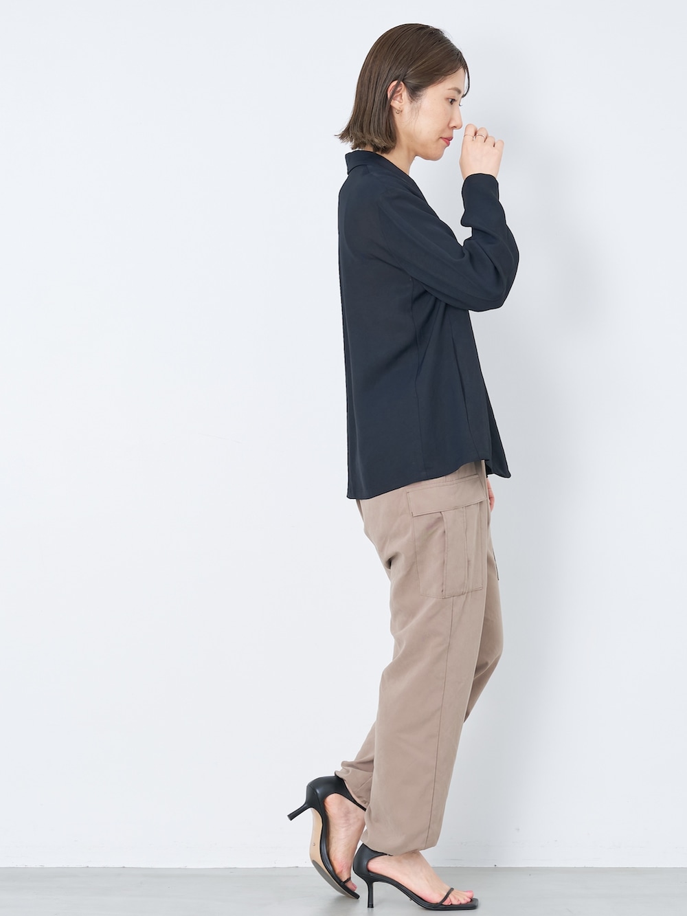 「mica&deal、マイカアンドディール、大人カジュアル、きれいめカジュアル、パンツコーデ、お出かけコーデ、きれいめコーディネート、カーゴパンツ、ジャケット、ジャケットスタイル、大人ファッション、30代コーデ、パンツスタイル、春、春コーデ」｜「MICA&DEALのシングルツイルジャケット（その他アウター、ブラック系）」を使った、erikaさん（骨格ウェーブ・レディース・163cm）の春コーディネートの6枚目の写真