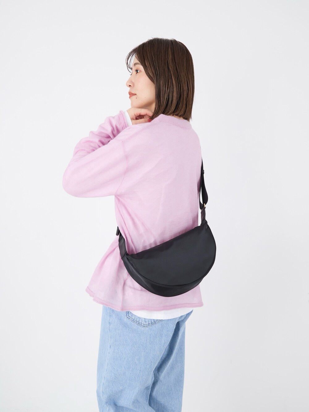 「mica&deal、マイカアンドディール、redcard、デニム、レイヤードスタイル、シアーニット、ニット、ピンク、バッグ、ショルダーバッグ、ボディバッグ、リラックススタイル、大人カジュアル、休日スタイル、パンツコーデ」｜「MICA&DEALのシアーモヘアニットプルオーバー（ニット/セーター、ピンク系）」を使った、erikaさん（骨格ウェーブ・レディース・163cm）の冬コーディネートの6枚目の写真