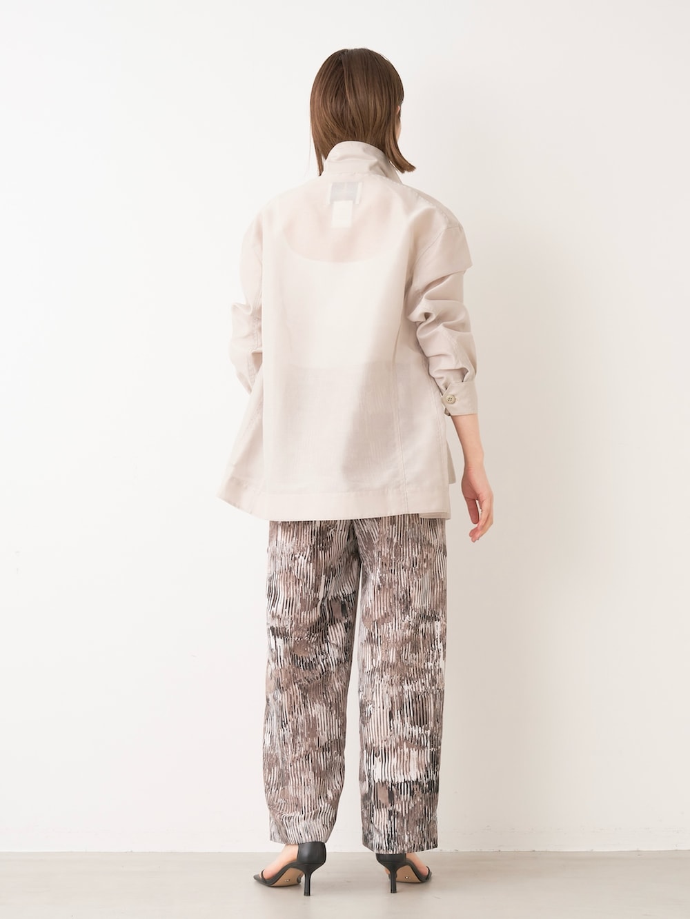 「marmors、マルモア、mica&deal、マイカアンドディール、J&M DAVIDSON、淡色コーデ、お出かけコーデ、春夏コーデ、モード、大人かわいい、パンツコーデ、ミリタリージャケット、ベージュコーデ、30代コーデ、大人女子」｜「marmorsの【marmors】military jk（その他アウター、ベージュ系）」を使った、erikaさん（レディース・163cm）の春コーディネートの3枚目の写真