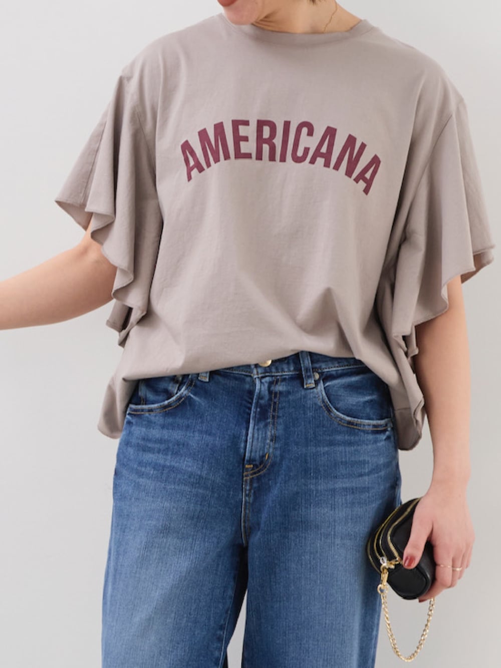 「mica&deal、マイカアンドディール、別注、Tシャツ、ロゴT、フリル、AMERICANA、Americana 、大人カジュアル、休日スタイル、お出かけコーデ、サンダル」｜「AMERICANAの【AMERICANA×MICA&DEAL】15th ANNIVERSARY フリルスリーブT-shirt（Tシャツ/カットソー、ベージュ系）」を使った、erikaさん（骨格ウェーブ・レディース・163cm）の夏コーディネートの2枚目の写真