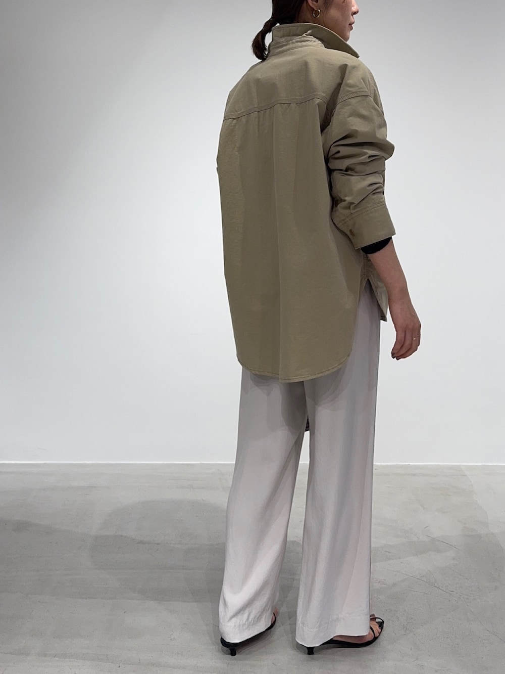 ベージュ系のシャツ/ブラウス、ブラック系のニット/セーター、その他のショルダーバッグを着用したレディースの春コーディネートの8枚目の写真