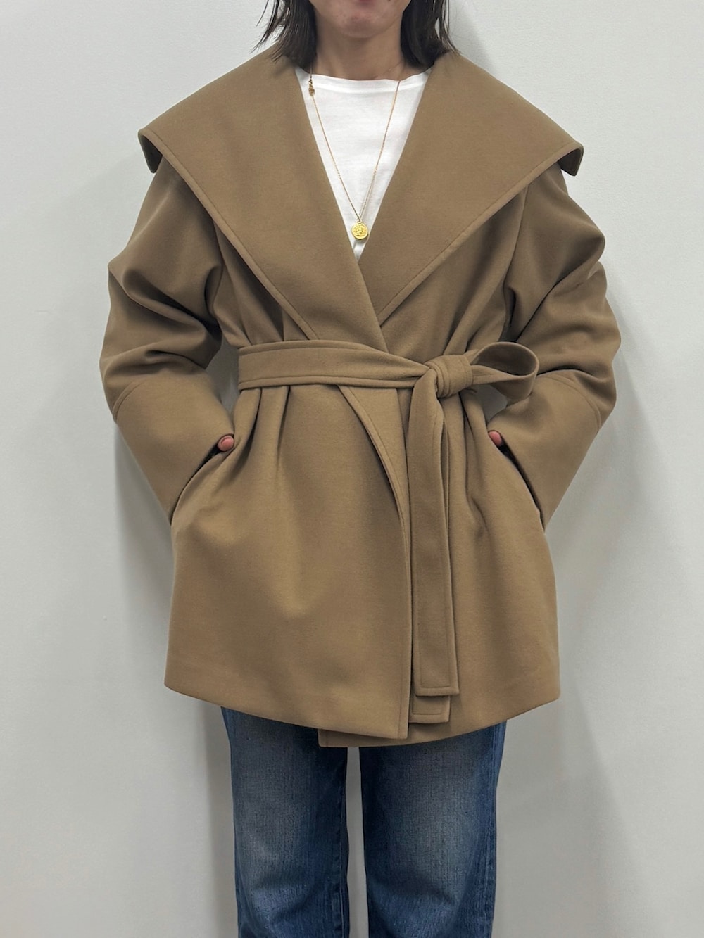 イエロー系のその他アウターを着用したレディースの秋コーディネートの2枚目の写真