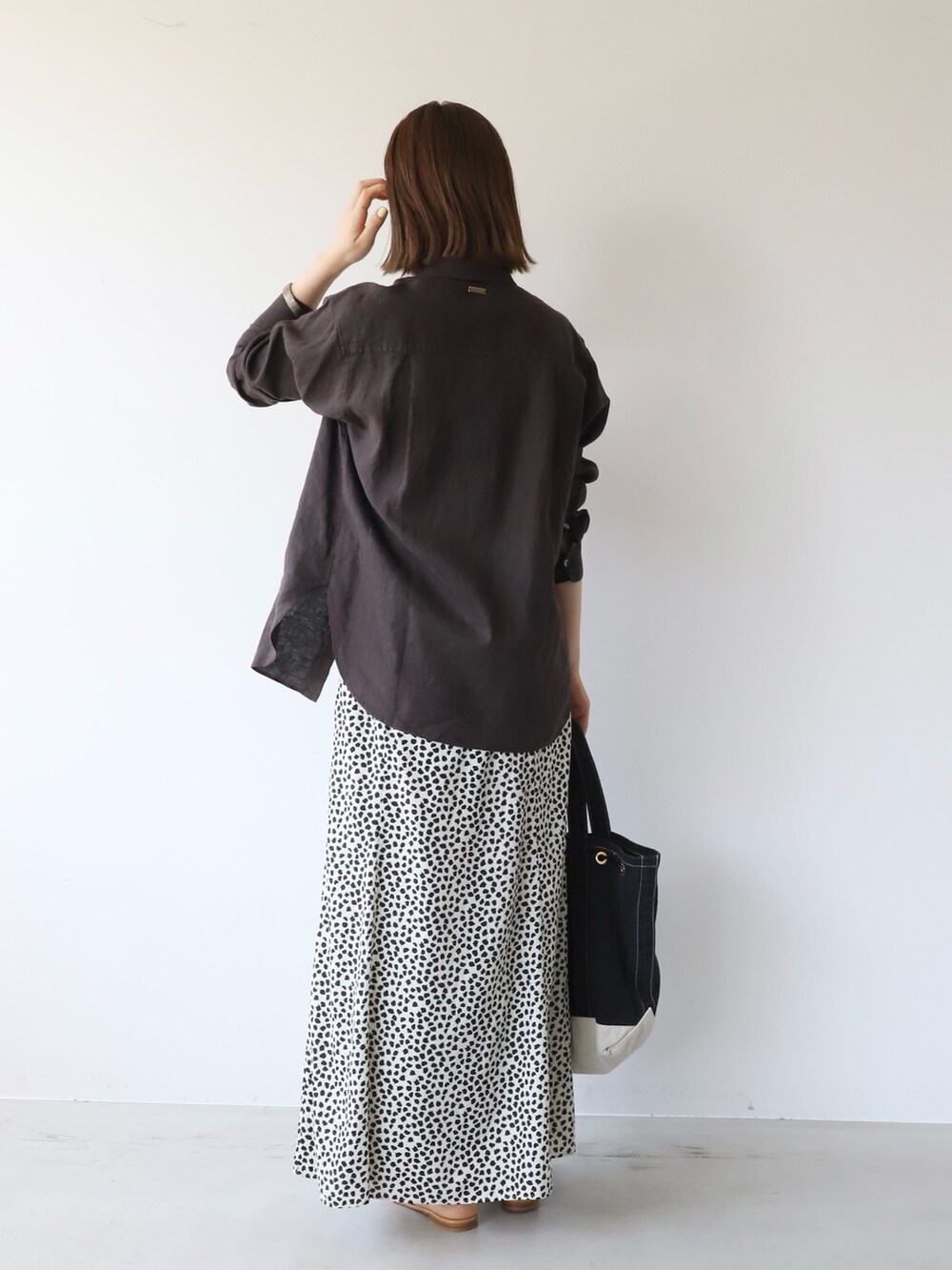 「mica&deal、マイカアンドディール、シアートップス、きれいめカジュアル、夏コーデ、お出かけコーデ、カラーパンツ、柄スカート、シャツスタイル、トートバッグ、大人カジュアル、30代コーデ、イエベ秋、夏秋ミックス、羽織り」｜「MICA&DEALの製品染めリネンシャツ（シャツ/ブラウス、グレー系）」を使った、erikaさん（レディース・163cm）の夏コーディネートの3枚目の写真