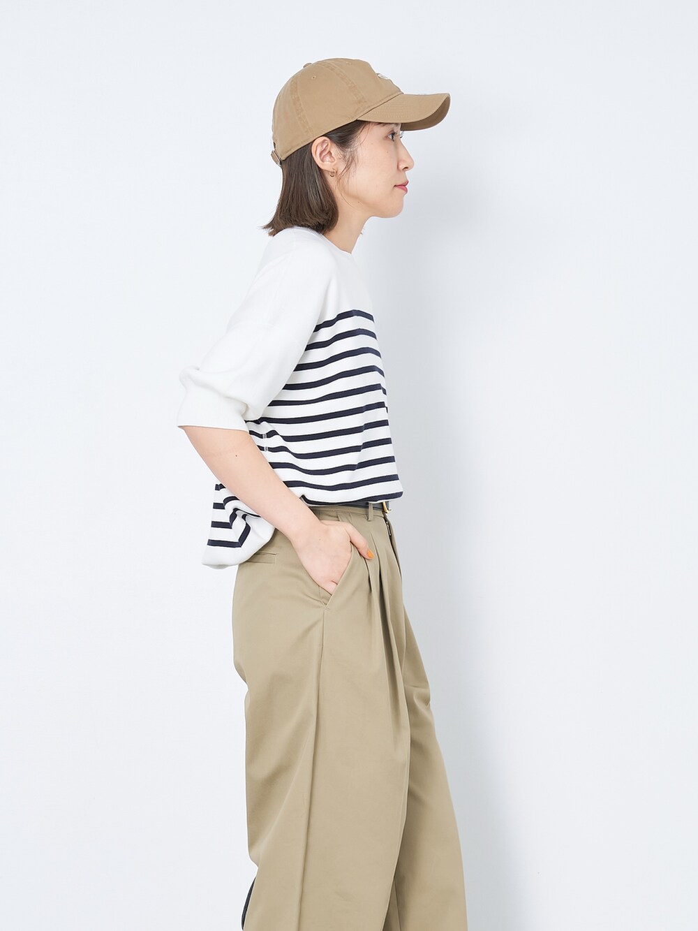 その他のニット/セーター、ベージュ系のチノパンツ、ベージュ系のキャップを着用したレディースの春コーディネートの7枚目の写真