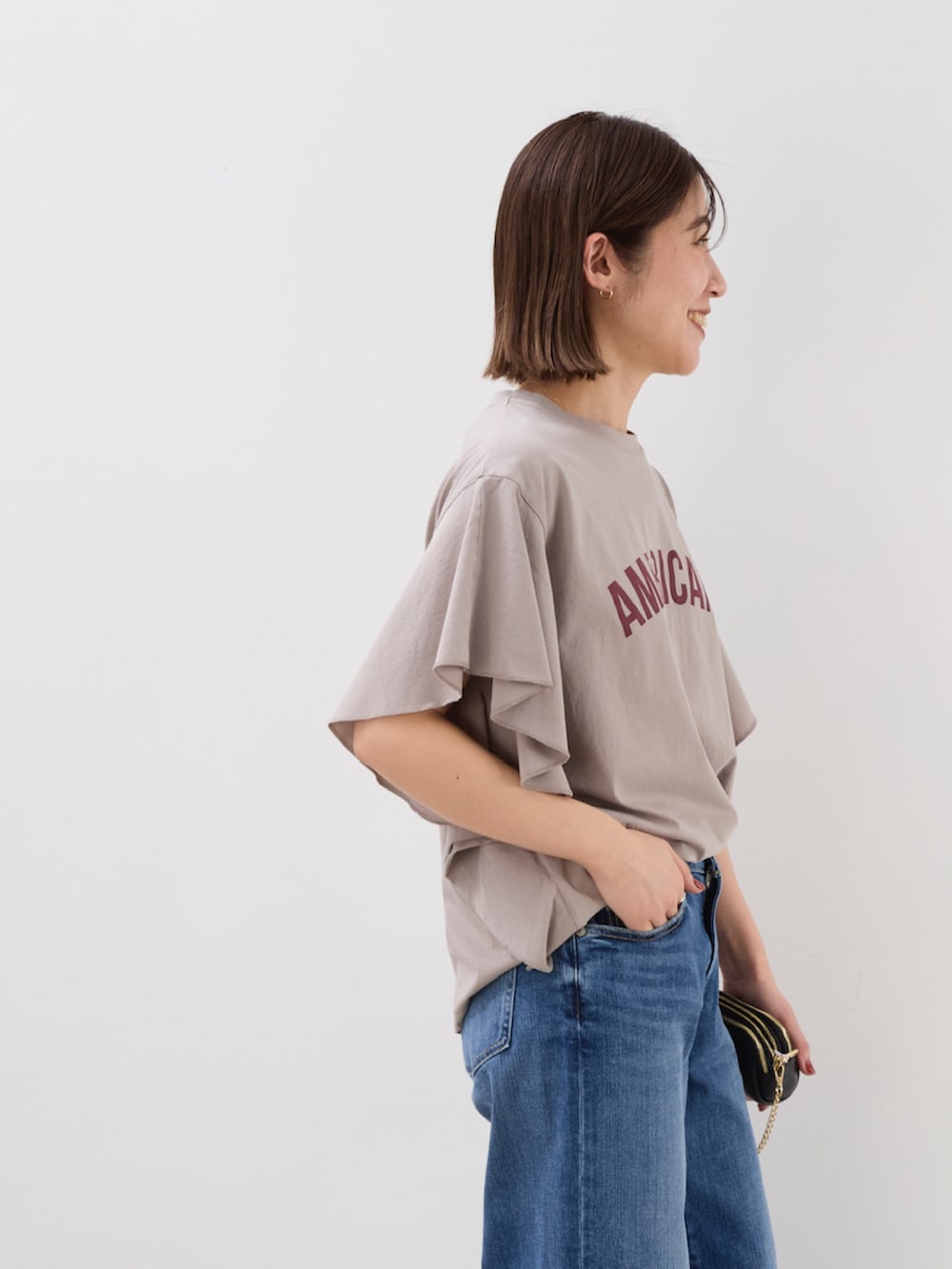 「mica&deal、マイカアンドディール、別注、Tシャツ、ロゴT、フリル、AMERICANA、Americana 、大人カジュアル、休日スタイル、お出かけコーデ、サンダル」｜「AMERICANAの【AMERICANA×MICA&DEAL】15th ANNIVERSARY フリルスリーブT-shirt（Tシャツ/カットソー、ベージュ系）」を使った、erikaさん（骨格ウェーブ・レディース・163cm）の夏コーディネートの3枚目の写真