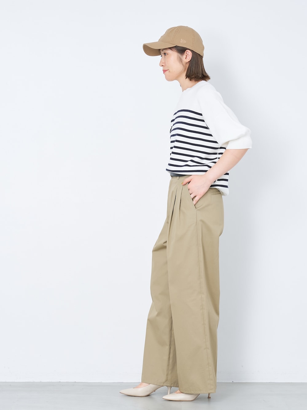 その他のニット/セーター、ベージュ系のチノパンツ、ベージュ系のキャップを着用したレディースの春コーディネートの6枚目の写真