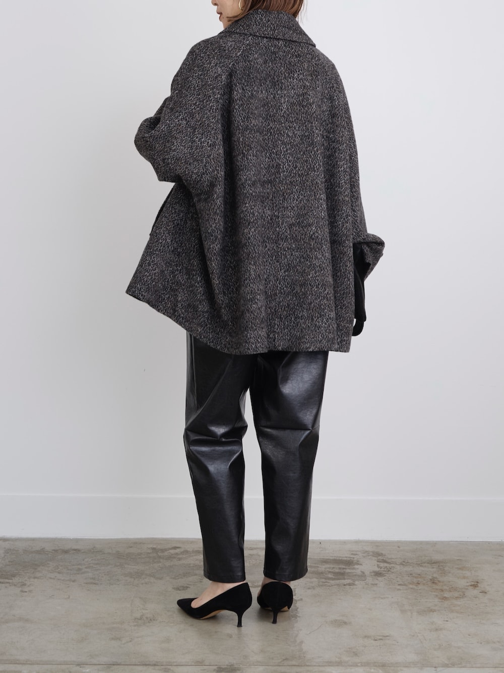 その他のその他アウター、ピンク系のTシャツ/カットソー、ブラック系のその他パンツを着用したレディースの冬コーディネートの6枚目の写真