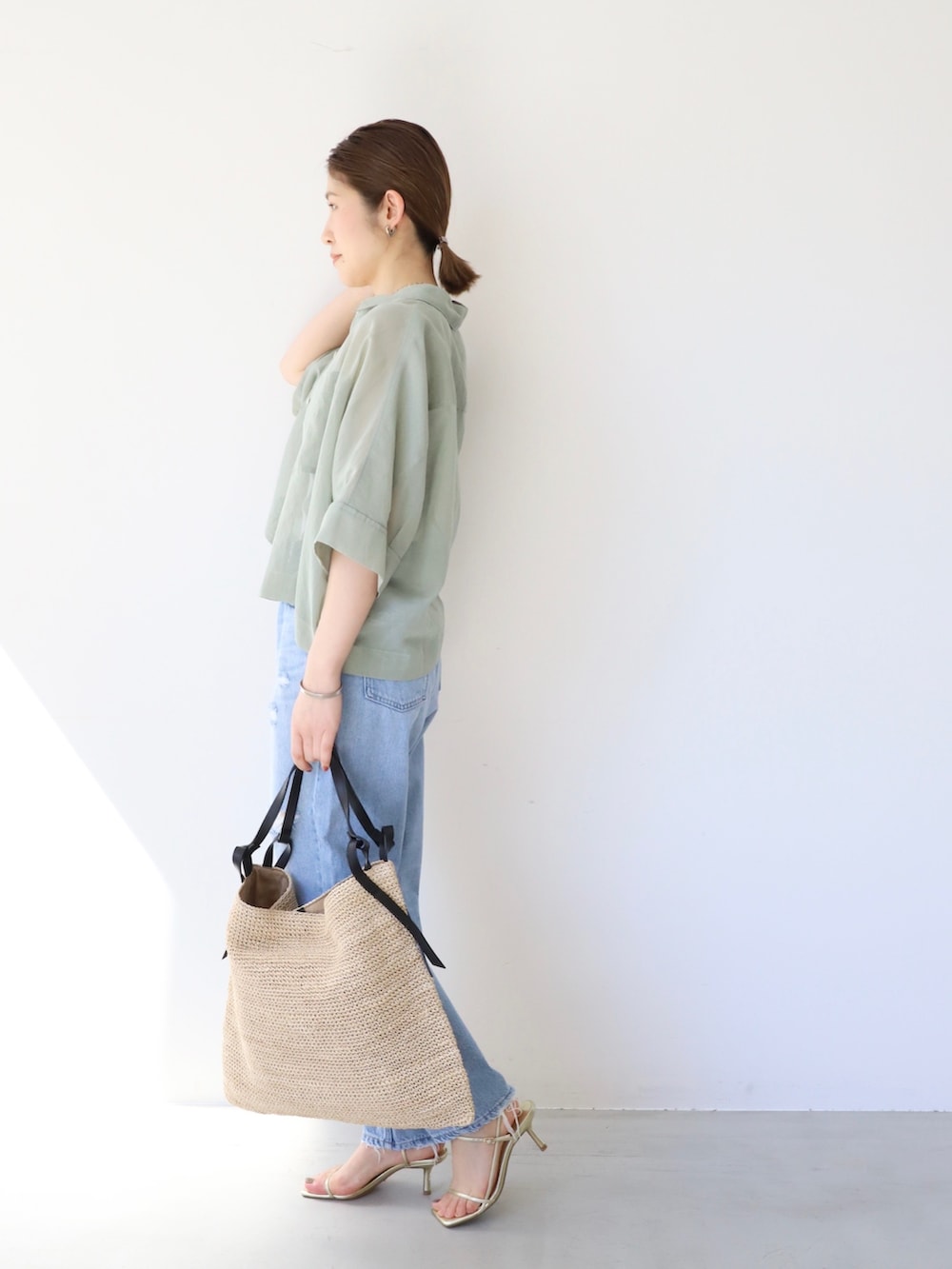 「mica&deal、マイカアンドディール、シアーシャツ、デニムコーデ、シャツスタイル、羽織りシャツ、タンクトップ、30代コーデ、初夏コーデ、休日コーデ、大人カジュアル、カジュアルコーデ、淡色コーデ、きれいめカジュアル、シアートップス」｜「MICA&DEALのテレコタンクトップ-with pad（タンクトップ、ホワイト系）」を使った、erikaさん（レディース・163cm）の春コーディネートの2枚目の写真