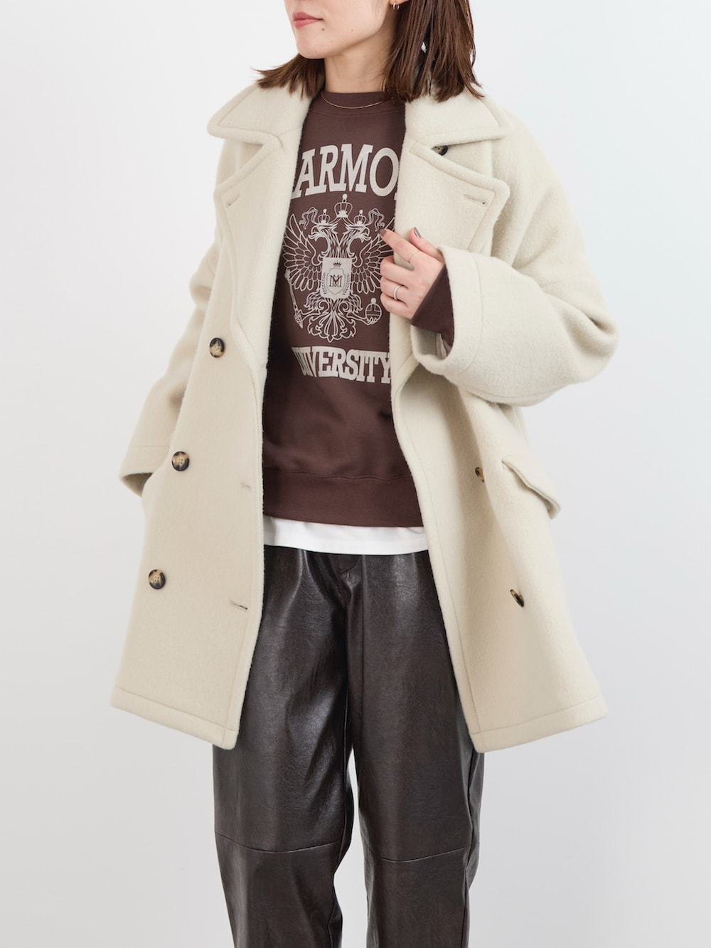 ブラウン系のスウェット、ホワイト系のTシャツ/カットソー、ベージュ系のピーコートを着用したレディースの冬コーディネートの7枚目の写真