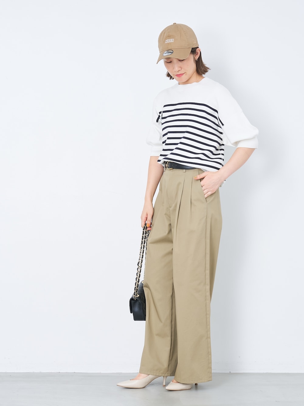 その他のニット/セーター、ベージュ系のチノパンツ、ベージュ系のキャップを着用したレディースの春コーディネートの5枚目の写真