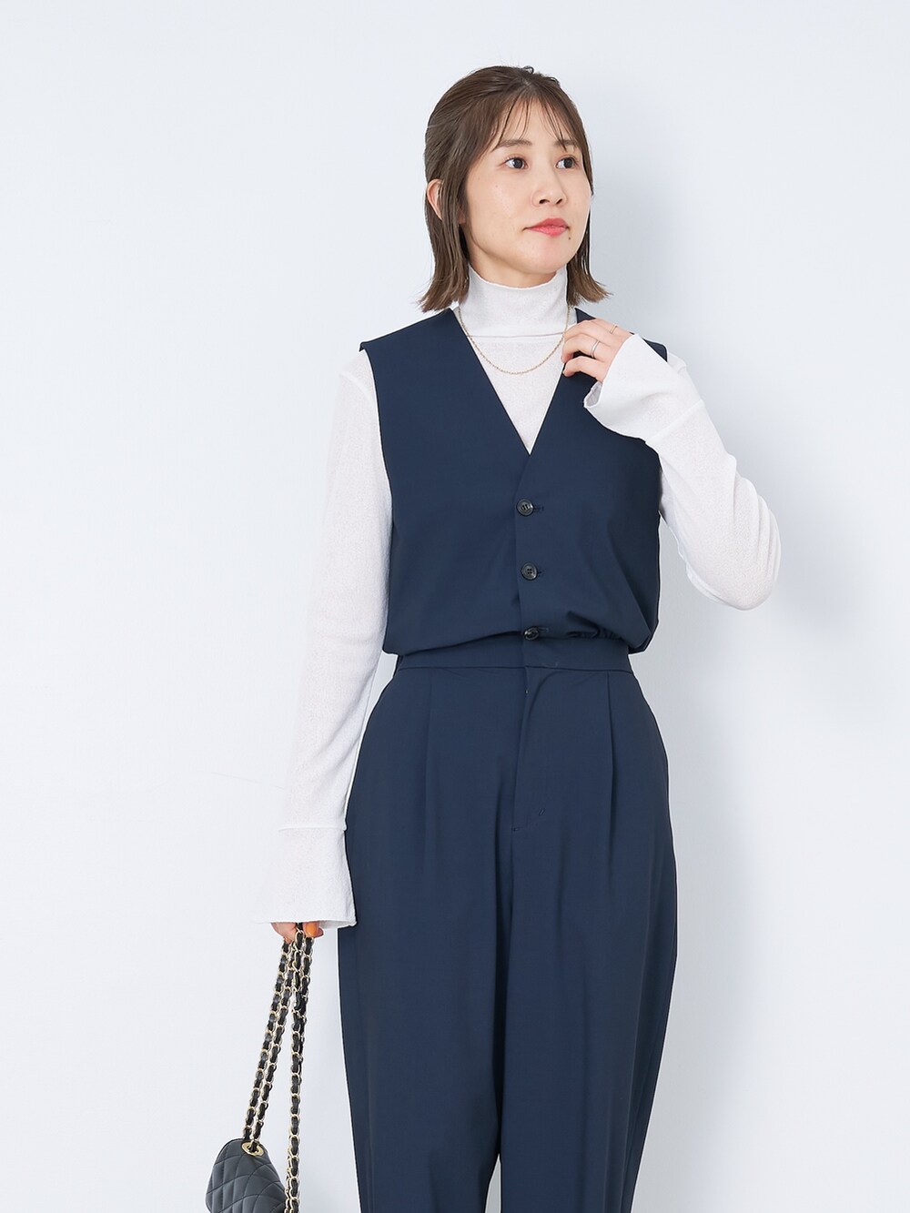 「mica&deal、マイカアンドディール、オケージョン、オールインワン、レイヤードスタイル、タートルネック、シアートップス、セレモニー、キレイめコーデ、パンツスタイル、大人カジュアル、フォーマル」｜「MICA&DEALのドライテレコハイネックプルオーバー（Tシャツ/カットソー、ホワイト系）」を使った、erikaさん（骨格ウェーブ・レディース・163cm）の冬コーディネートの2枚目の写真
