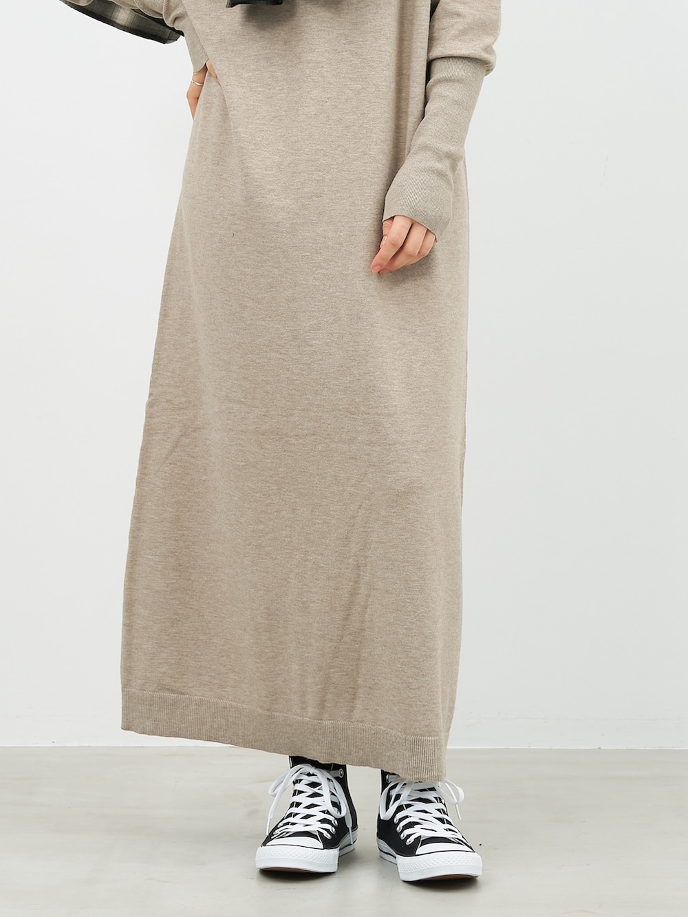 「ニットワンピース、ハイネックニット、ハイネックワンピース、チェック柄、チェックシャツ、キャップ、Americana 、ロゴキャップ、mica&deal、マイカアンドディール、大人カジュアル、きれいめカジュアル、休日スタイル、お出かけコーデ、冬コーデ」｜「MICA&DEALのオンブレチェックシャツ（シャツ/ブラウス、ブラック系）」を使った、erikaさん（骨格ウェーブ・レディース・163cm）の冬コーディネートの7枚目の写真