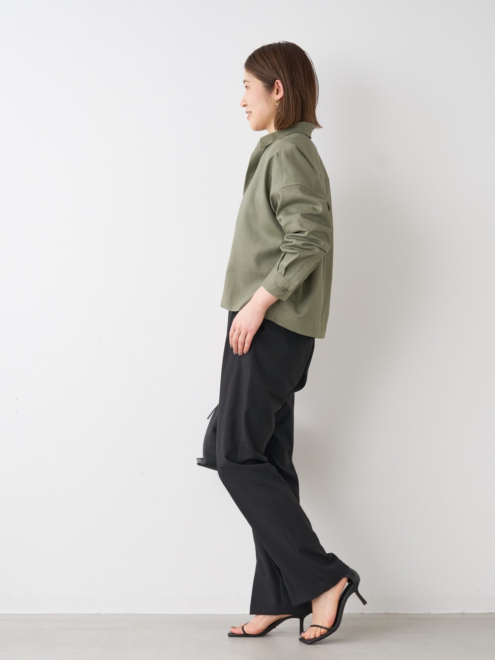 ブラック系のTシャツ/カットソー、グリーン系のシャツ/ブラウス、ブラック系のその他パンツを着用したレディースの秋コーディネートの5枚目の写真