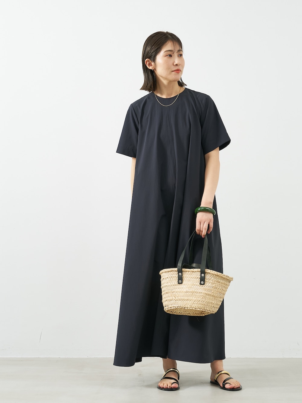 「mica&deal、マイカアンドディール、ワンピース、ワンピーススタイル、サンダル、かごバッグ、ブラック、ブラックコーデ、大人カジュアル、きれいめカジュアル、休日スタイル、モノトーン、ＵＶカット、接触冷感、ストレッチ」｜「MICA&DEALのテントワンピース（ワンピース、ブルー系）」を使った、erikaさん（骨格ウェーブ・レディース・163cm）の夏コーディネートの2枚目の写真