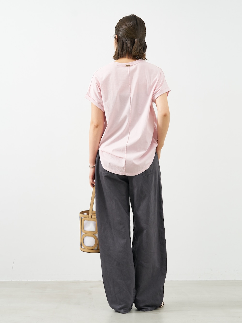 「mica&deal、マイカアンドディール、休日スタイル、お出かけコーデ、Tシャツ、ロゴ、ロゴT、ピンク、ブラック、デニム、デニムパンツ、ブラックデニム、30代コーデ」｜「MICA&DEALの"SHARON"ロゴヘムラウンドT-shirt〈2サイズ展開〉（Tシャツ/カットソー、ピンク系）」を使った、erikaさん（骨格ウェーブ・レディース・163cm）の夏コーディネートの4枚目の写真