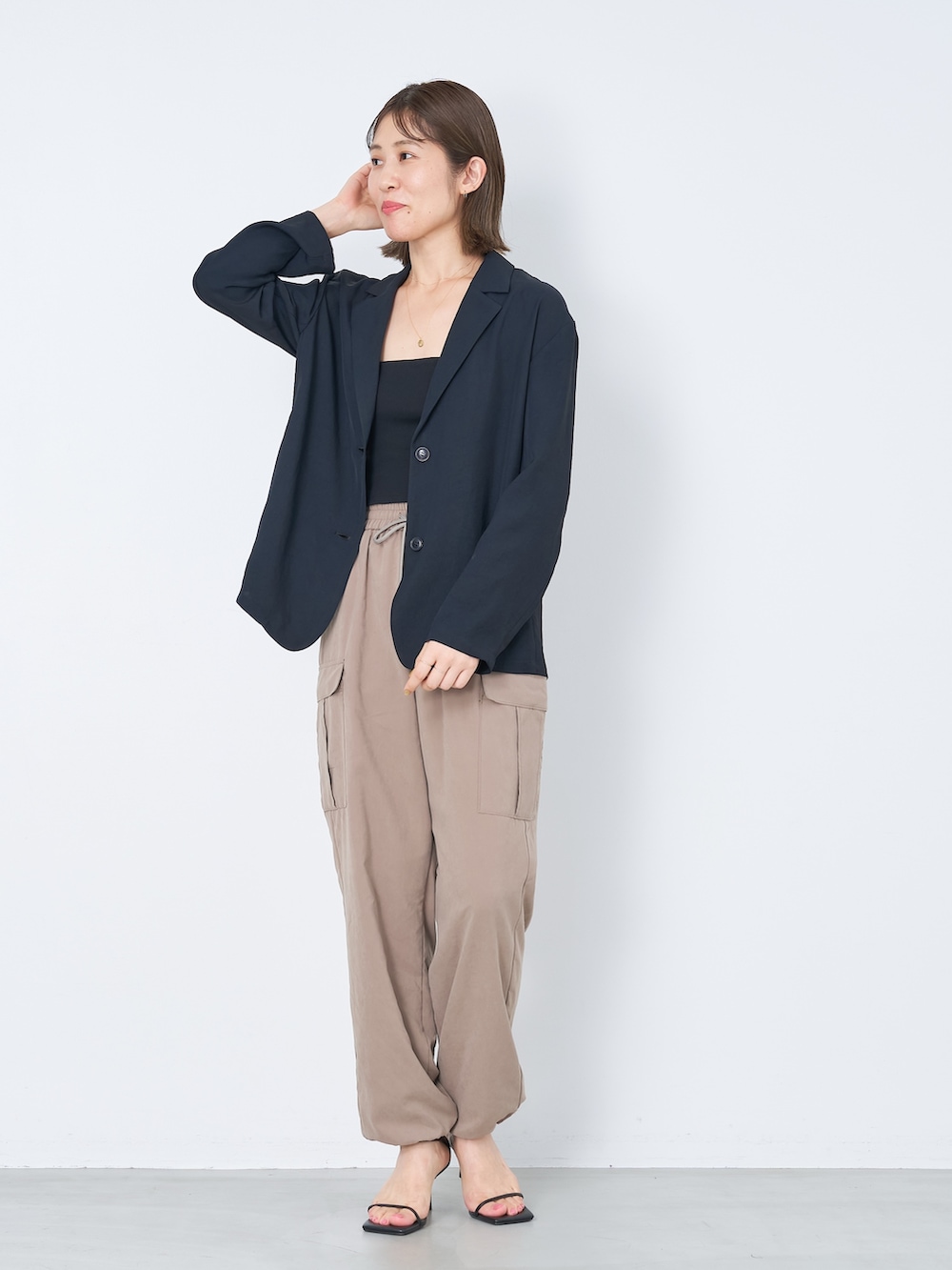 「mica&deal、マイカアンドディール、大人カジュアル、きれいめカジュアル、パンツコーデ、お出かけコーデ、きれいめコーディネート、カーゴパンツ、ジャケット、ジャケットスタイル、大人ファッション、30代コーデ、パンツスタイル、春、春コーデ」｜「MICA&DEALのシングルツイルジャケット（その他アウター、ブラック系）」を使った、erikaさん（骨格ウェーブ・レディース・163cm）の春コーディネートの4枚目の写真