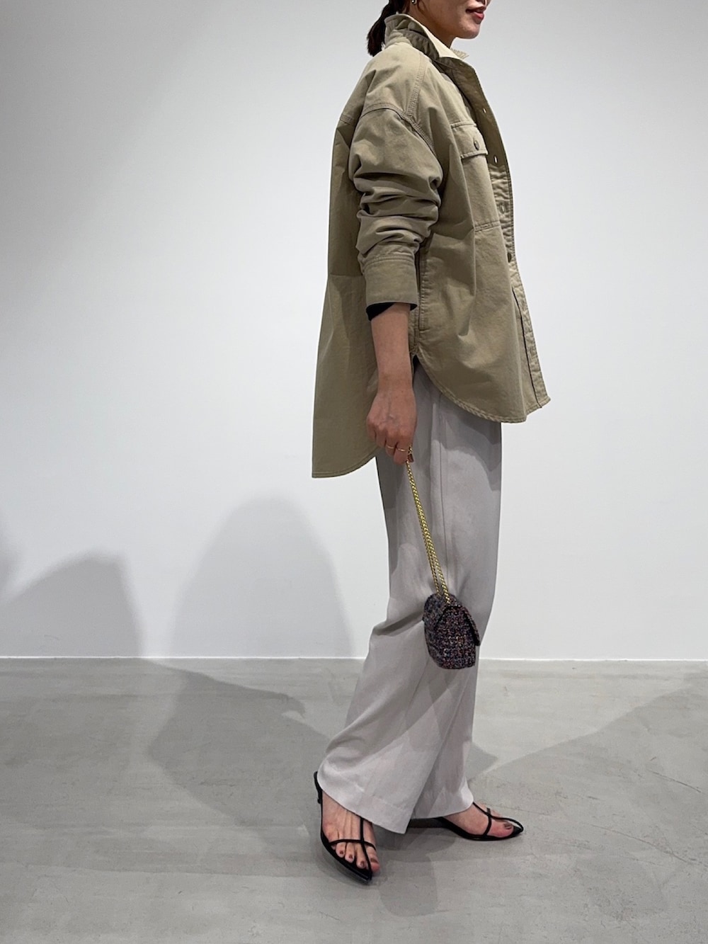 ベージュ系のシャツ/ブラウス、ブラック系のニット/セーター、その他のショルダーバッグを着用したレディースの春コーディネートの6枚目の写真