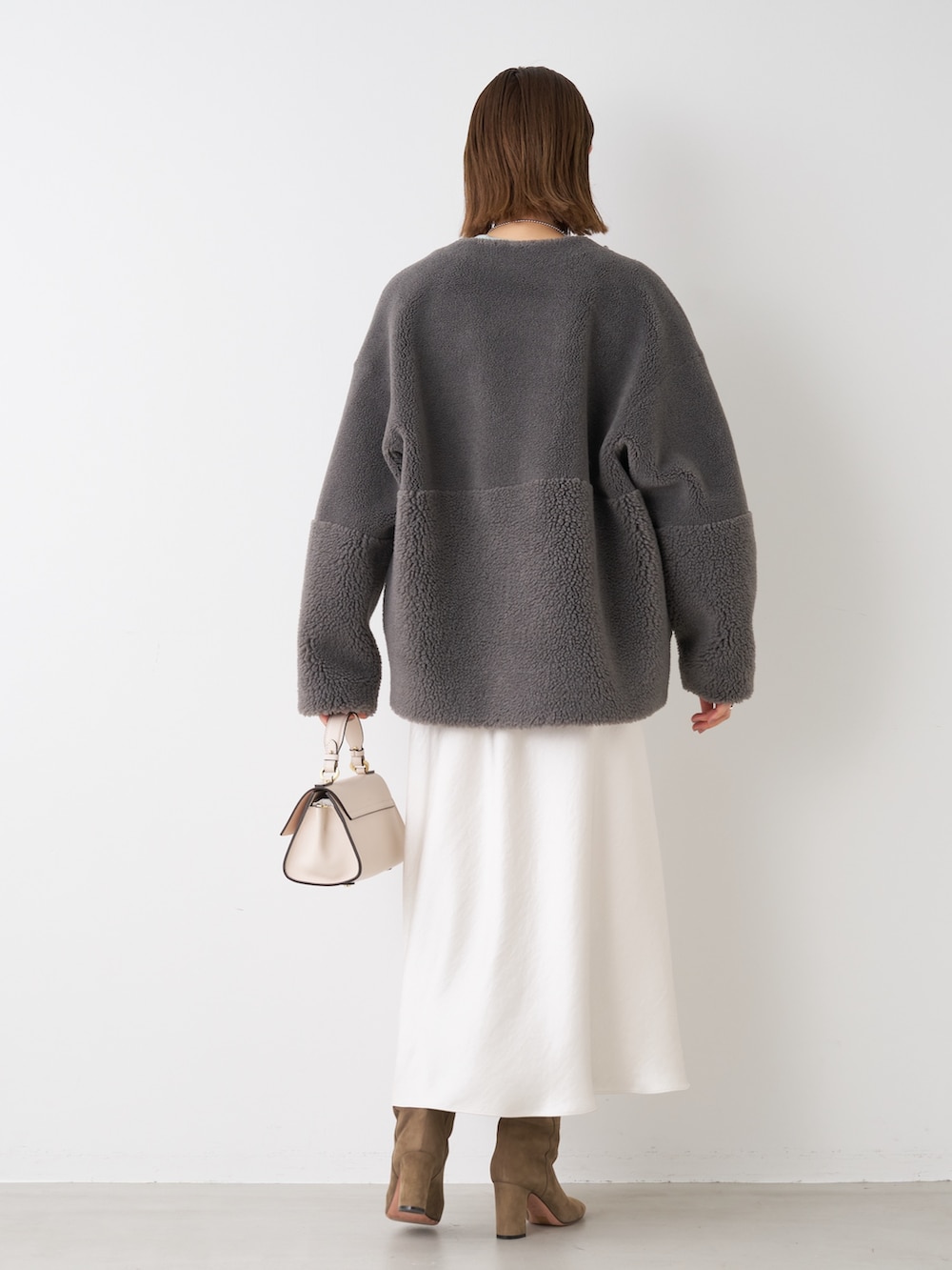 「mica&deal、マイカアンドディール、お出かけコーデ、ブーツ、休日スタイル、ボアコート、リバーシブル、サテンスカート、カラーニット、大人カジュアル、きれいめカジュアル、ニット、人気アイテム、ブルー x ホワイト」｜「MICA&DEALのシャイニーバイアススカート（スカート、ホワイト系）」を使った、erikaさん（レディース・163cm）の秋コーディネートの7枚目の写真