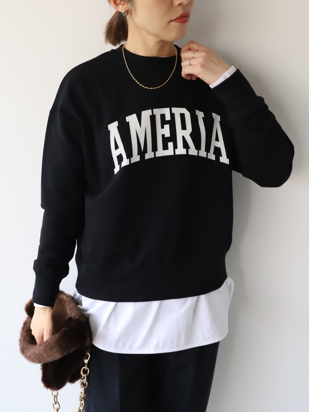 「mica&deal、マイカアンドディール、marmors、マルモア、apoint etc、ロゴスウェット、レイヤードスタイル、モノトーン、秋コーデ、スウェット、ショルダーバッグ、大人カジュアル、きれいめカジュアル、休日スタイル、パンツコーデ」｜「marmorsの【marmors】2tuck cocoon pants（その他パンツ、ブルー系）」を使った、erikaさん（レディース・163cm）の秋コーディネートの3枚目の写真