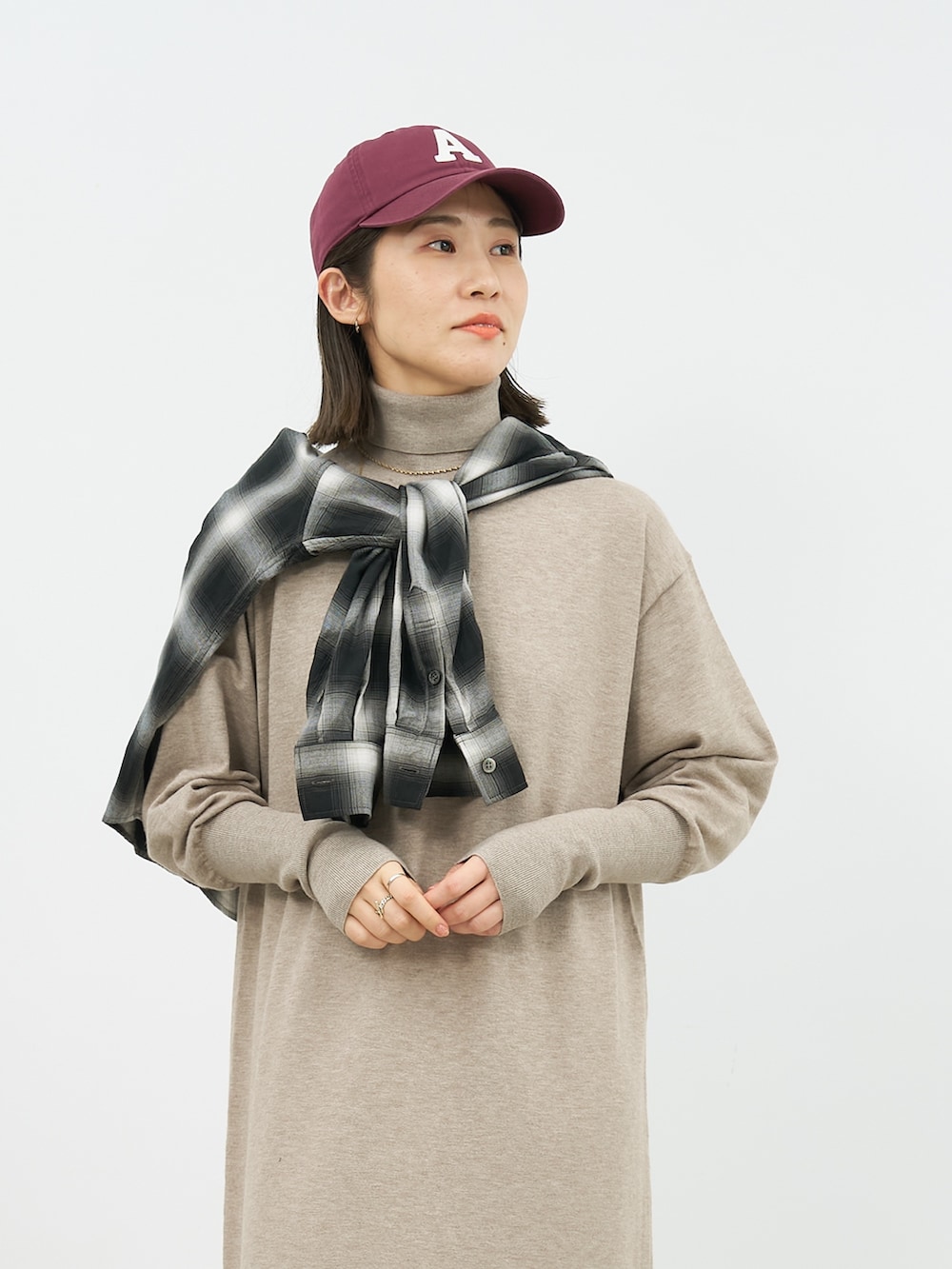 「ニットワンピース、ハイネックニット、ハイネックワンピース、チェック柄、チェックシャツ、キャップ、Americana 、ロゴキャップ、mica&deal、マイカアンドディール、大人カジュアル、きれいめカジュアル、休日スタイル、お出かけコーデ、冬コーデ」｜「MICA&DEALのオンブレチェックシャツ（シャツ/ブラウス、ブラック系）」を使った、erikaさん（骨格ウェーブ・レディース・163cm）の冬コーディネートの2枚目の写真
