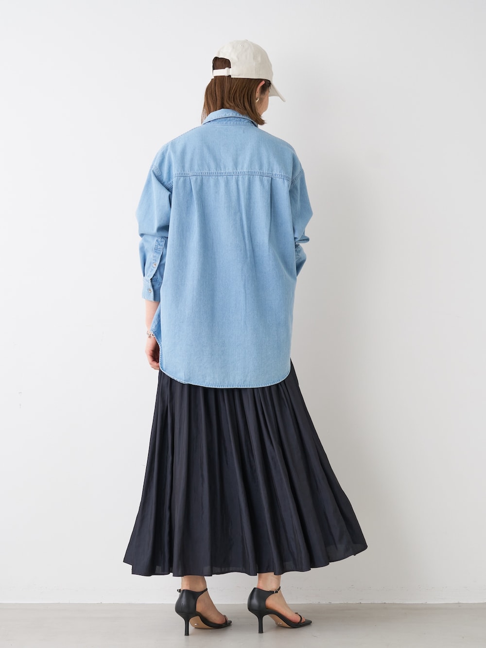 「mica&deal、マイカアンドディール、NEWERA、デニムシャツ、キャミワンピ、CAP、キャップ、秋服準備はじめました、休日スタイル、アウトドアスタイル、ワンピース、大人カジュアル、きれいめカジュアル、30代コーデ、お出かけコーデ」｜「MICA&DEALのミリタリーシャツ（シャツ/ブラウス、ブルー系）」を使った、erikaさん（レディース・163cm）の夏コーディネートの4枚目の写真