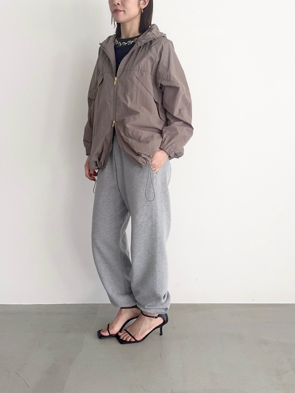 グレー系のTシャツ/カットソー、ベージュ系のその他アウターを着用したレディースの冬コーディネートの3枚目の写真