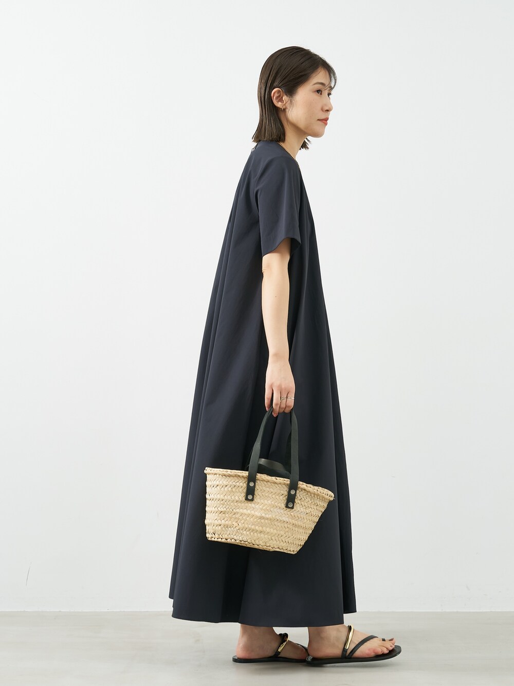 「mica&deal、マイカアンドディール、ワンピース、ワンピーススタイル、サンダル、かごバッグ、ブラック、ブラックコーデ、大人カジュアル、きれいめカジュアル、休日スタイル、モノトーン、ＵＶカット、接触冷感、ストレッチ」｜「MICA&DEALのテントワンピース（ワンピース、ブルー系）」を使った、erikaさん（骨格ウェーブ・レディース・163cm）の夏コーディネートの3枚目の写真