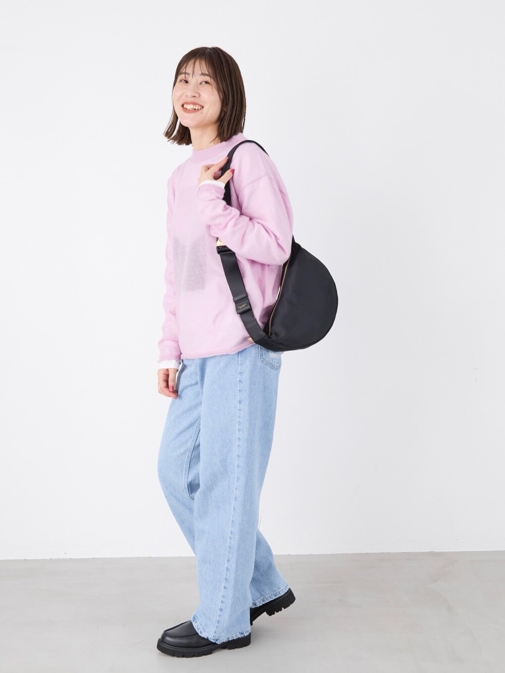 「mica&deal、マイカアンドディール、redcard、デニム、レイヤードスタイル、シアーニット、ニット、ピンク、バッグ、ショルダーバッグ、ボディバッグ、リラックススタイル、大人カジュアル、休日スタイル、パンツコーデ」｜「MICA&DEALのシアーモヘアニットプルオーバー（ニット/セーター、ピンク系）」を使った、erikaさん（骨格ウェーブ・レディース・163cm）の冬コーディネートの2枚目の写真