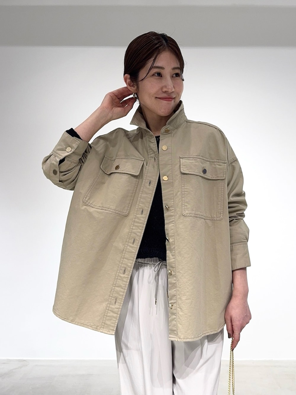 ベージュ系のシャツ/ブラウス、ブラック系のニット/セーター、その他のショルダーバッグを着用したレディースの春コーディネートの5枚目の写真