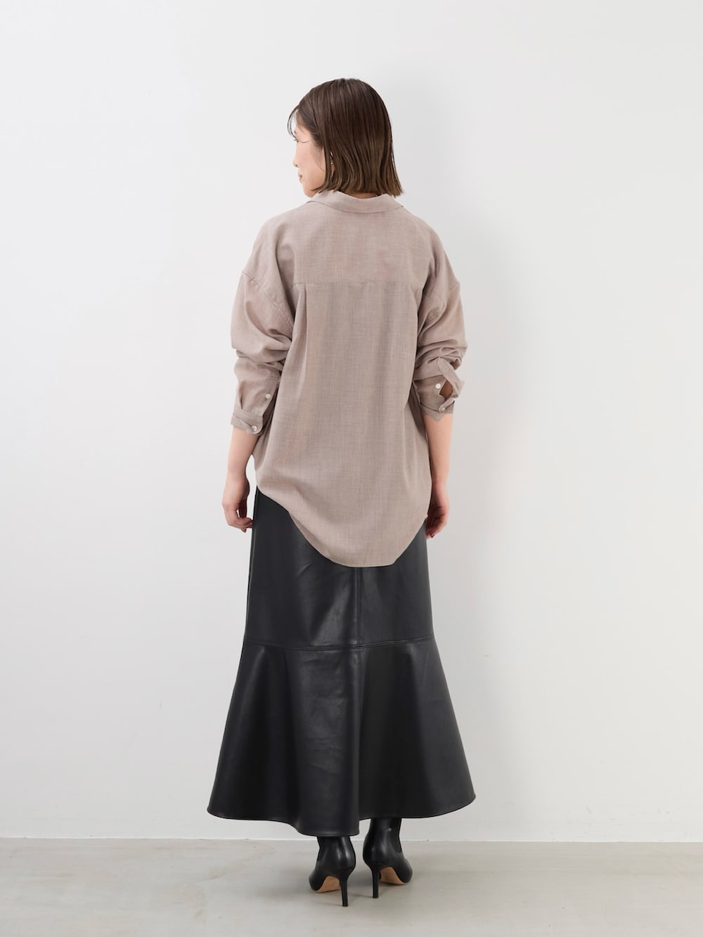 ブラック系のスカート、ベージュ系のシャツ/ブラウスを着用したレディースの秋コーディネートの7枚目の写真