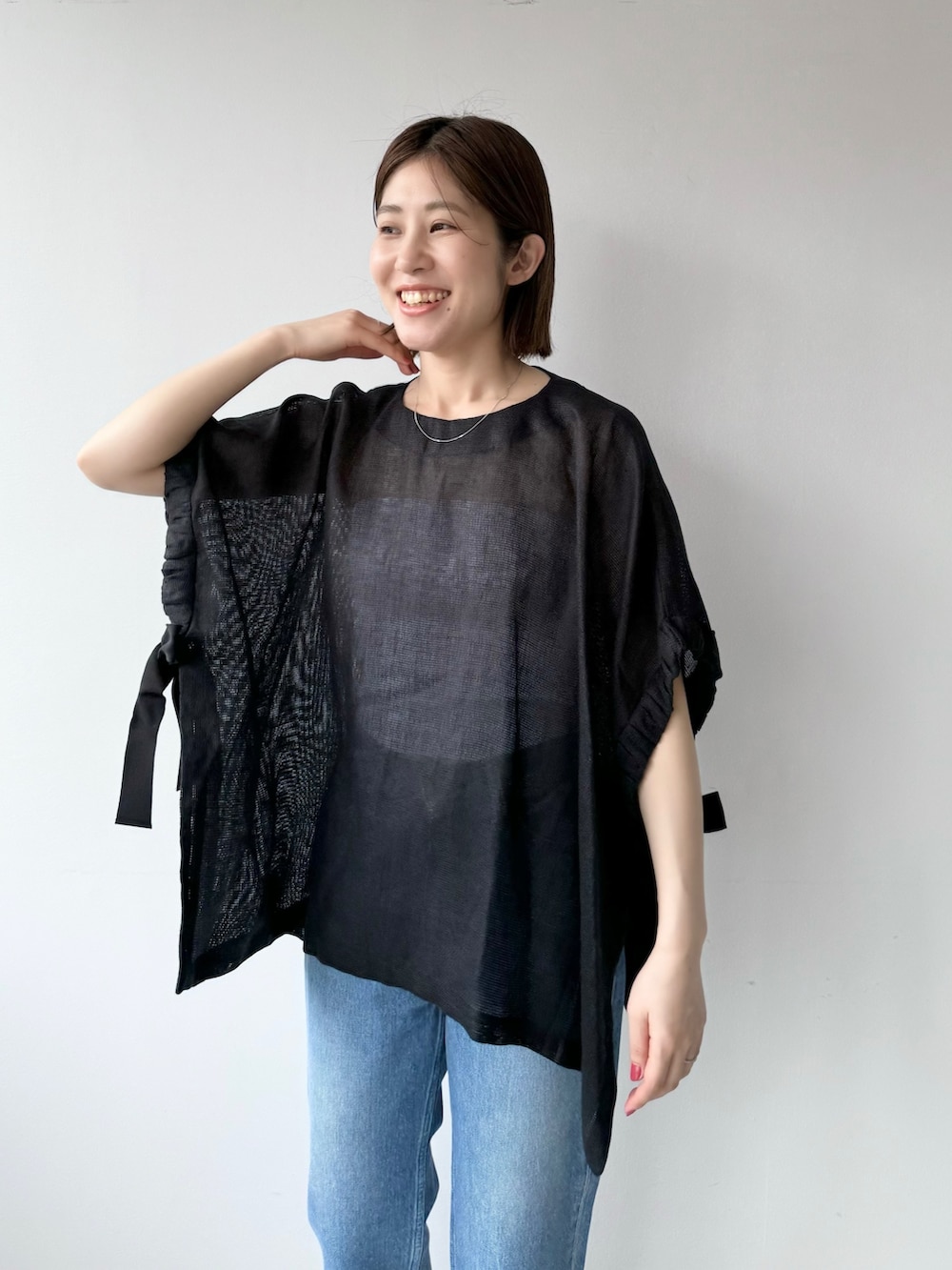 「mica&deal、マイカアンドディール、RED CARD、お出かけコーデ、デートコーデ、ポンチョ、リボン、デニムコーデ、きれいめカジュアル、ブラウス、休日スタイル、30代コーデ、大人カジュアル、大人フェミニン、シアートップス」｜「MICA&DEALのサイドリボンリネンポンチョ（シャツ/ブラウス、ブラック系）」を使った、erikaさん（レディース・163cm）の春コーディネートの4枚目の写真
