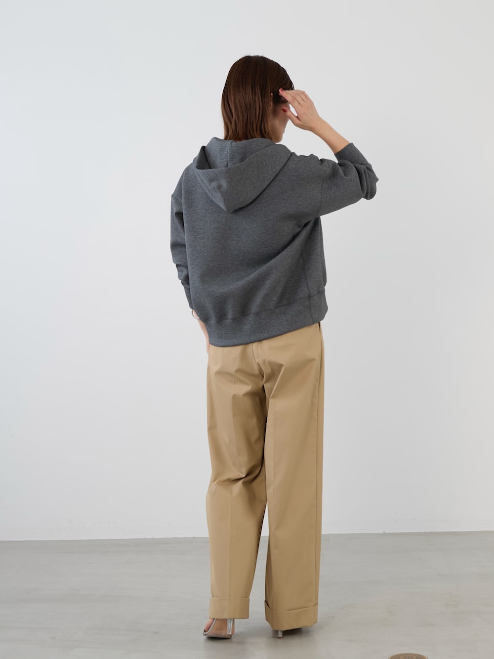 グレー系のパーカーを着用したレディースの冬コーディネートの7枚目の写真