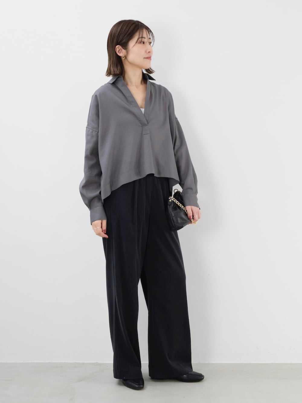 グレー系のシャツ/ブラウスを着用したレディースの夏コーディネートの4枚目の写真