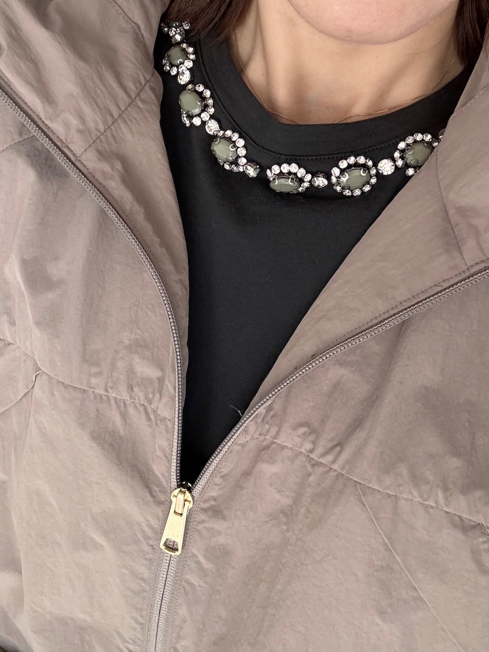 グレー系のTシャツ/カットソー、ベージュ系のその他アウターを着用したレディースの冬コーディネートの7枚目の写真