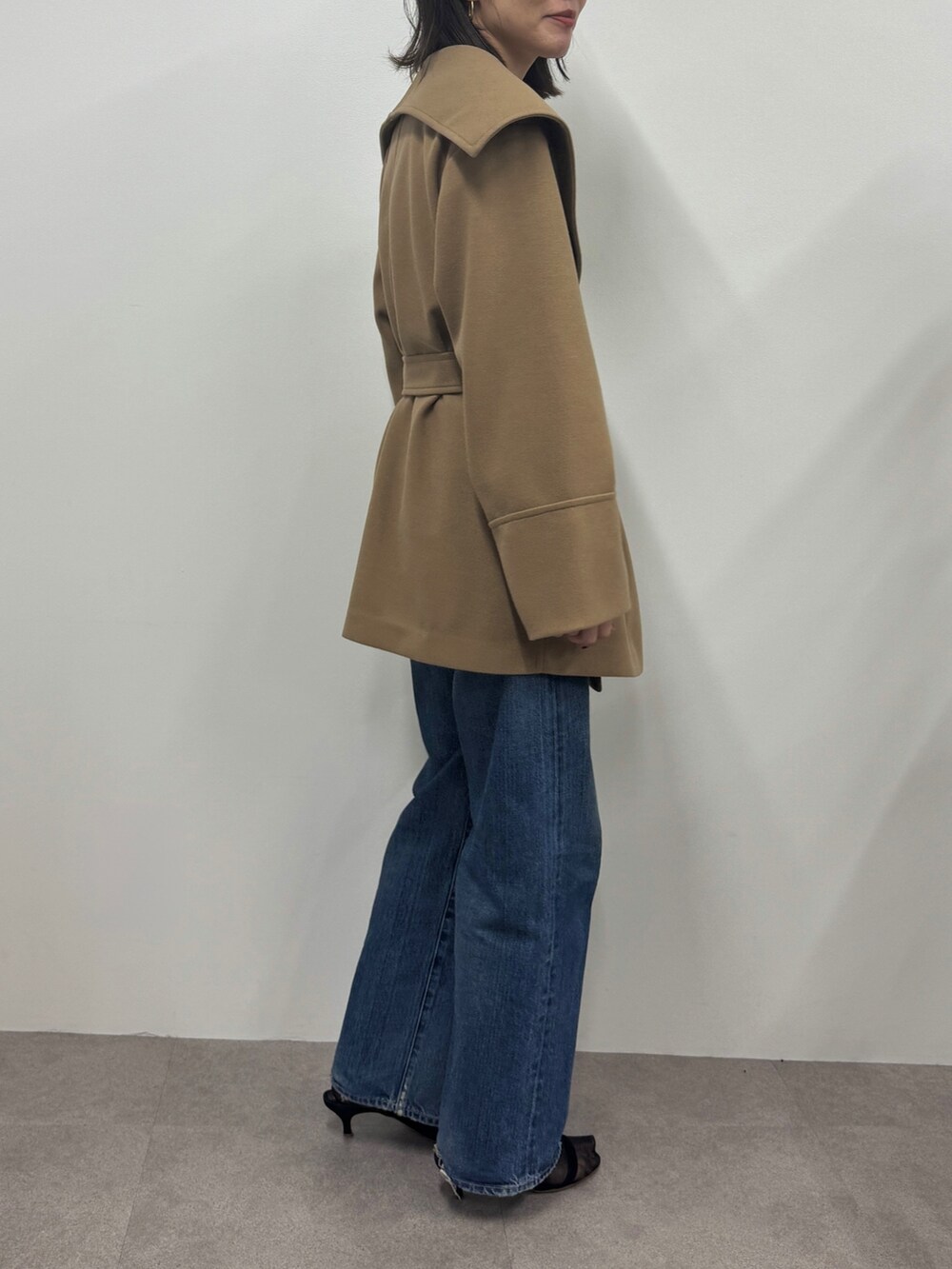 イエロー系のその他アウターを着用したレディースの秋コーディネートの4枚目の写真