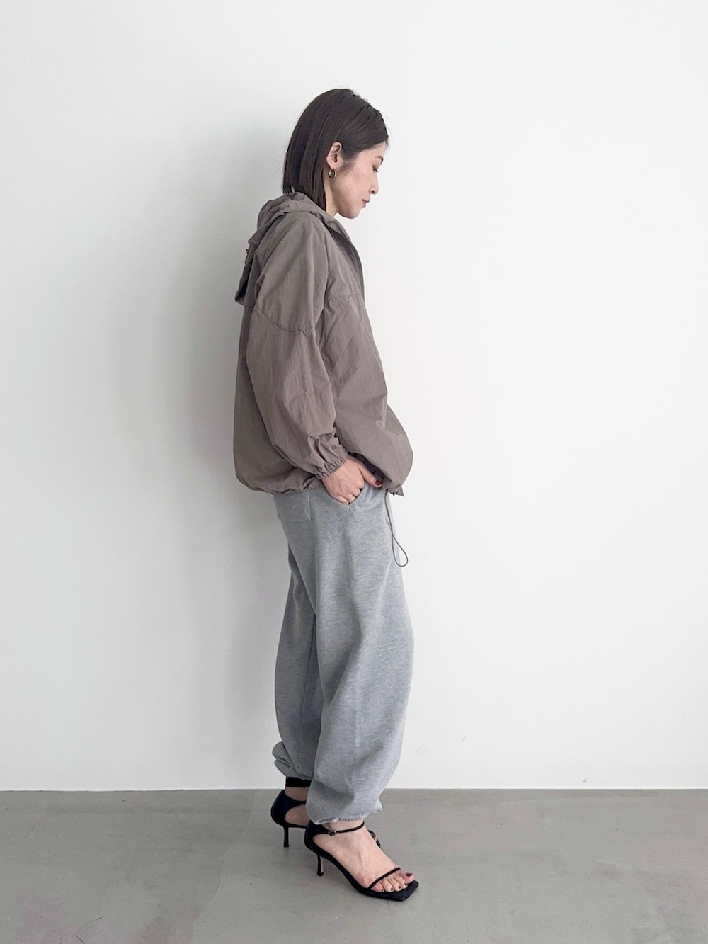 グレー系のTシャツ/カットソー、ベージュ系のその他アウターを着用したレディースの冬コーディネートの4枚目の写真